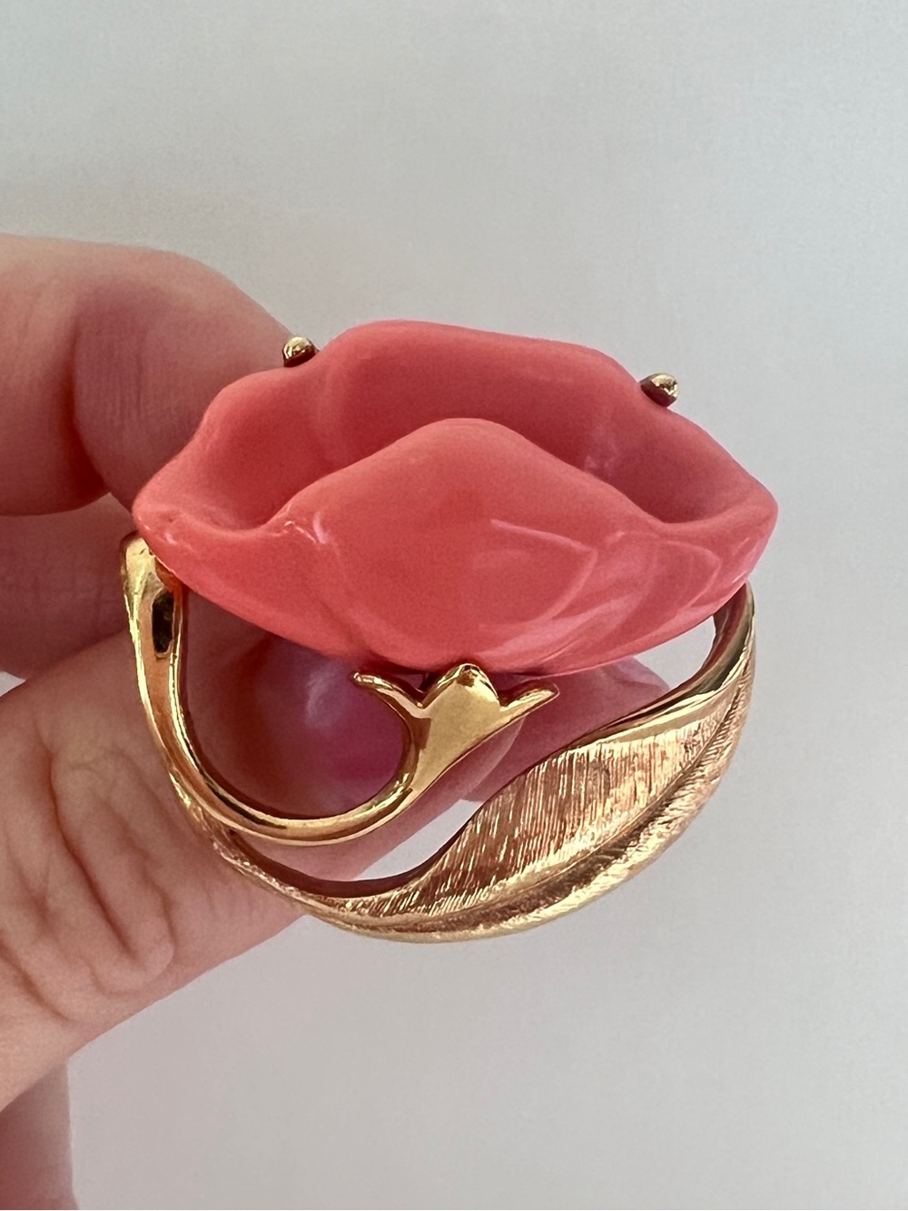 AVON Lucite Vintage Brooch Peach Flower & Gold Tone Leaf Salmon Coral Orange Pin